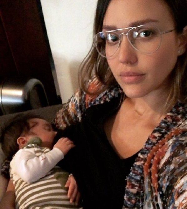 Джесіку Альбу розкритикували за фото, на якому вона годує грудьми сина. 31 грудня 36-річна Джессіка Альба (Jessica Alba) стала мамою втретє. Актриса народила сина Хейєса від свого чоловіка, 38-річного Кеша Уоррена (Cash Warren). 