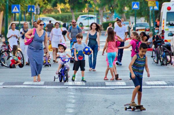 7 речей, які не можна робити в Ізраїлі. Як би вас не мучило ваше виховання, не варто поступатися молодим дівчатам місце в транспорті.