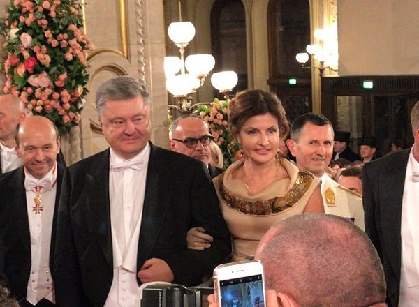 Петро Порошенко з дружиною на Віденському балу (фото).  Віденська опера була забита людьми вщерть.