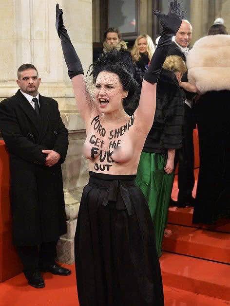 Активістка Femen роздяглася для Порошенка на Віденському балу. Активістка вийшла на червону доріжку і оголила груди.