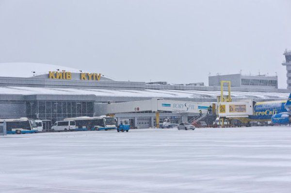 В аеропорту "Київ" затрималися два рейси через бійку пасажирів. В аеропорту "Київ" побилися пасажири двох рейсів, бо не поділили літак/