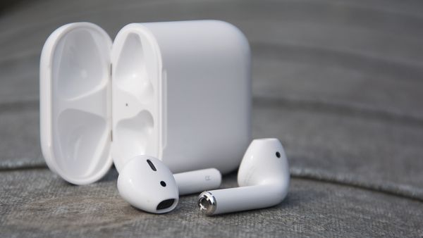 В американця вибухнули бездротові навушники Apple. В американця Джейсона Колона вибухнув один із бездротових навушників Apple AirPods. Компанія пообіцяла провести розслідування і з ясувати причини інциденту.