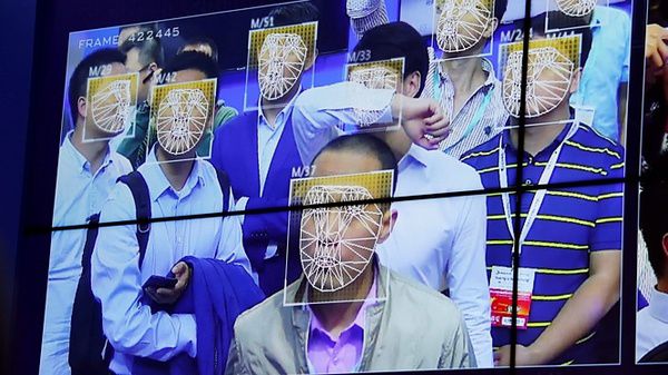 Китайським поліцейським роздали окуляри з функцією розпізнавання обличч. В Китаї якийсь зовсім інше XXI століття! Здається, нас обдурили!