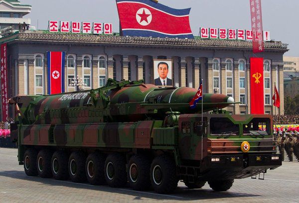 Північна Корея на військовому параді показала нові балістичні ракети. КНДР показала нові міжконтинентальні балістичні ракети і новий тип ракети малої дальності.