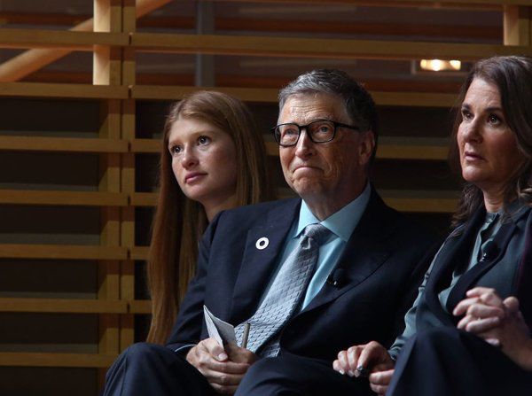  Дочка Білла Гейтса - Дженніфер успадкує мізерну частину майна батька. Перший телефон Білл Гейтс дозволив дочці тільки в 14 років. Засновник Microsoft  прагне до того, щоб його діти знайшли власний шлях у житті. 
