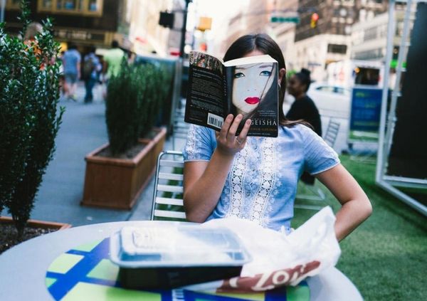 20 дивовижних збігів, сфотографованих в потрібний момент нью-йоркським фотографом. Дивні збіги на вулицях Нью-Йорка.