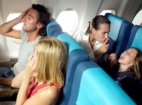 Третина жителів Великобританії соромиться поведінки своїх дітей в літаках. Третині опитаних соромно за витівки своїх нащадків у літаках.