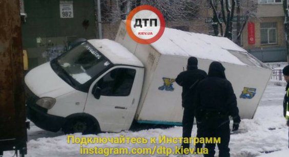 У столиці вантажівка з хлібом провалилася під асфальт. У Києві на Голосіївському проспекті провалився асфальт під хлібовозом ГАЗель.