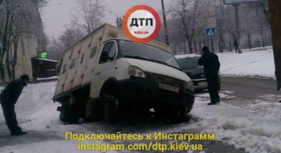 У столиці вантажівка з хлібом провалилася під асфальт. У Києві на Голосіївському проспекті провалився асфальт під хлібовозом ГАЗель.