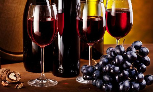 Червоне вино: 8 доведених фактів про користь. Келих червоного сухого вина не тільки допоможе розслабитися після важкого дня, але й поліпшить самопочуття.