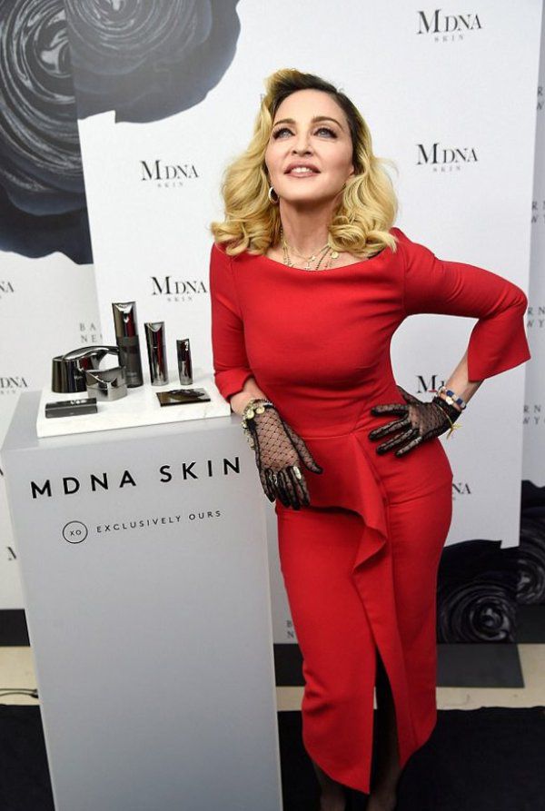 Співачка Мадонна розповіла про секрети краси , які може повторити кожний. Американська виконавиця Мадонна розповіла, що часто доглядає за фігурою та обличчям, не виходячи з дому,
