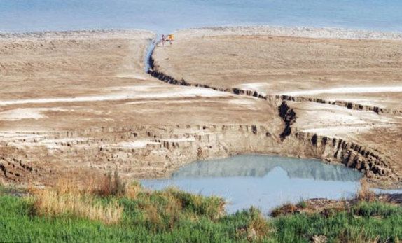 У Мертвого моря з'явилися тисячі карстових воронок. Найбільші досягають 40-50 метрів в діаметрі.