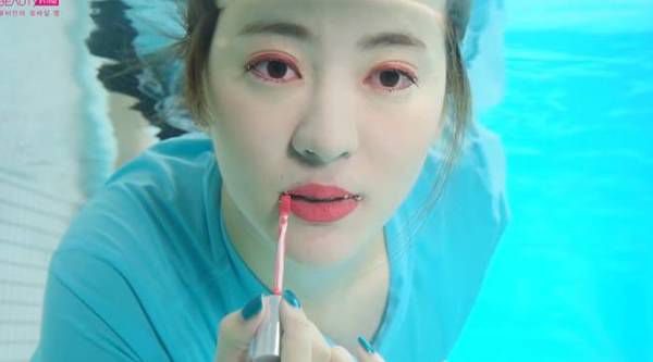 Навіщо тайські дівчата фарбуються під водою. Незвичайний флешмоб азіаток став новим б'юті-трендом.