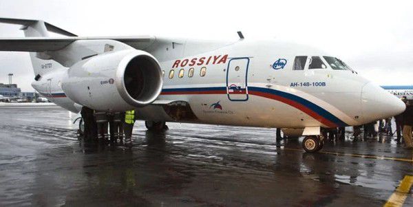 Знайдено чорний ящик літака Ан-148, що розбився в Підмосков'ї. На місці катастрофи літака Саратовських авіаліній Ан-148 під Москвою не знайшли уламки вертольота. Водночас у радіусі одного кілометра виявлені тіла двох загиблих.