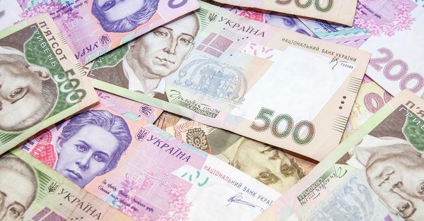 Які купюри найчастіше підробляють в Україні. Найчастіше в Україні виявляють підробки купюр по 200 та 500 гривень, 100 доларів і 100 євро.