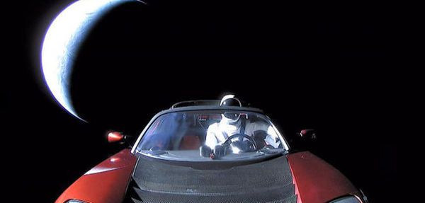 Астрономи сфотографували Tesla, запущену в космос. Видовищні кадри.