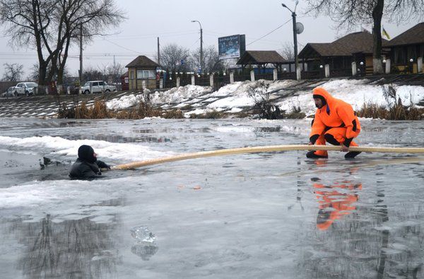 В Україні з початку року з-за тонкого льоду на річках і озерах загинули 60 осіб, - Держнс. В Україні з початку року на водоймах загинули 60 осіб.