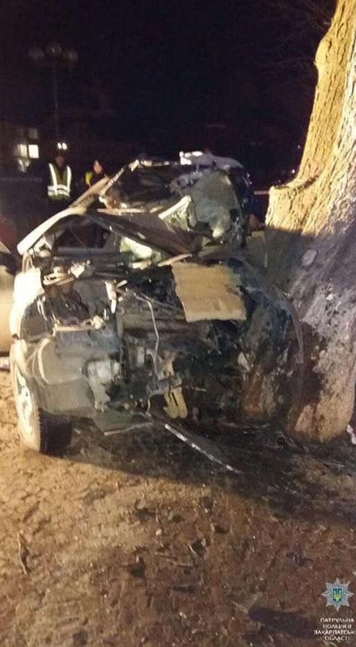 В центрі Ужгорода Land Rover влетів у дерево, загинуло 3 іноземців: страшні фото. В ніч на 12 лютого у центрі сталася потужна ДТП, внаслідок якої загинули троє людей, ще одна людина зараз в реанімації.