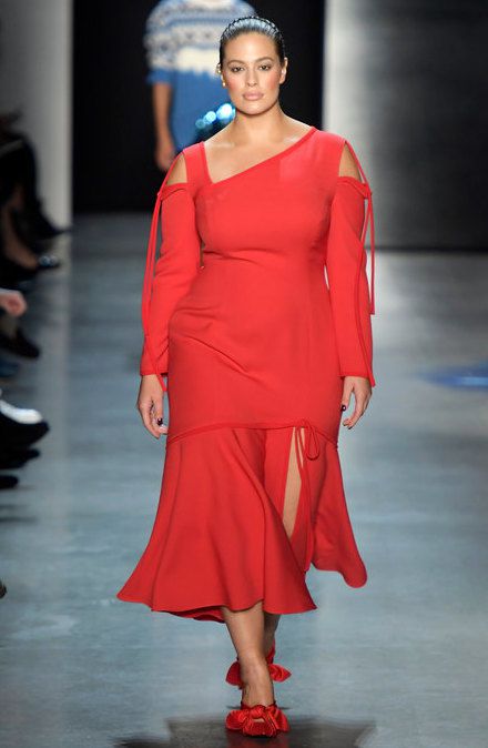 Плюс-сайз модель Ешлі Грем в обтягуючому червоному платті затьмарила сестер Хадід. У рамках Тижня моди в Нью-Йорку пройшов показ модного бренду Prabal Gurung