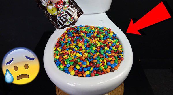 «Що буде, якщо злити в туалет 100 тис. цукерок M&m's?. Продовжуємо знайомити вас з усім популярним і трендовим, що відбувається в YouTube