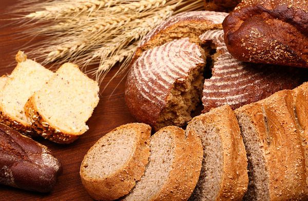 Фахівці з'ясували, який хліб самий шкідливий для здоров'я. Біологи виявили значні відмінності в реакції організму людини на вживання чорного і білого хліба.
