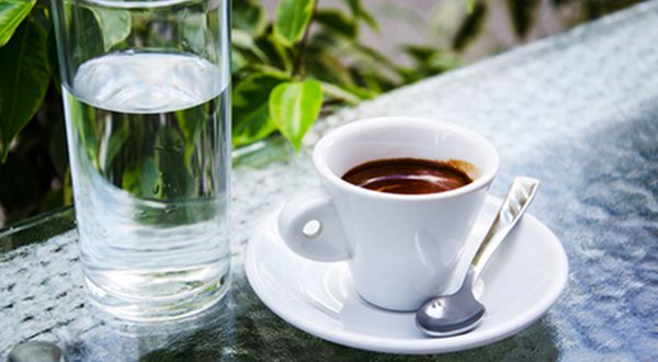 Чому каву варто запивати водою?. Кожна гарна кав'ярня має традицію: разом з кухликом підбадьорливого кави подається склянку чистої води.