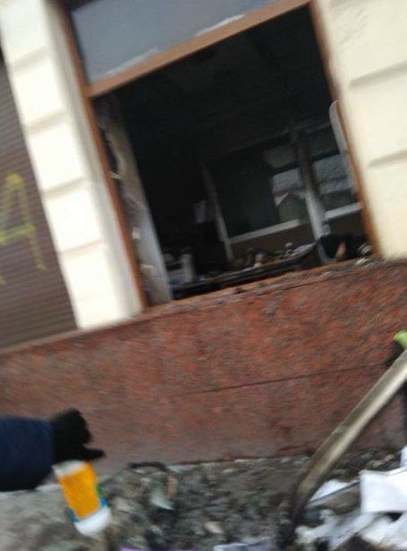 У Львові у вікно російського банку запустили "коктейль Молотова". Свідки перед загорянням помітили біля будівлі банку чоловіка і жінку .