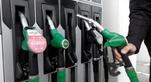Падіння цін на АЗС триває. Деякі мережі автозаправних станцій за останню добу знизили ціни на бензин і дизельне паливо аж до 1 грн за літр. Найбільше опустила ціни мережа Овіс.