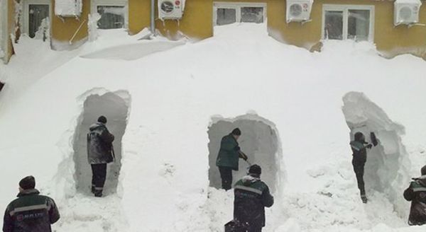 На Японію обрушилися сильні снігопади: 15 загиблих, сотні поранених. Люди в основному гинули під час спроб очистити дахи будинків від снігу.