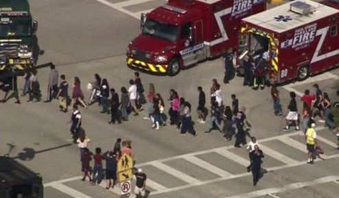 Стрілянина в школі у Флориді: 17 людей загинули. У середній школі Марджорі Стоунман Дуглас в місті Паркленд, штат Флорида, сталася стрілянина.