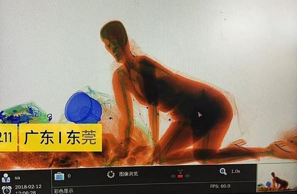 Нарешті-то ми можемо побачити, як влаштований складний внутрішній мир жінки!. Китаянка відмовилася віддавати сумку на сканування і прокотилася через рентген.