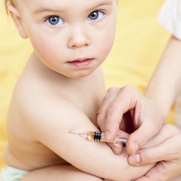 9 міфів про вакцинацію: робити чи не робити?. Протягом декількох років українці масово перестають робити дітям щеплення. Нещодавно ми писали про спалах кору та епідемії дифтерії — кількість заражених зростає паралельно з чутками про нещасні випадки від вакцин. Міністерство охорони здоров'я України спільно з ЮНІСЕФ розвінчує міфи і закликає піклуватися про здоров'я своїх діток без побоювань.