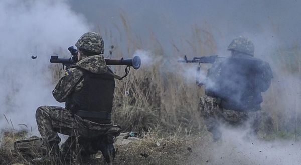  За минулу добу в зоні АТО14 обстрілів українських позицій, поранено 4 бійців.  Особливо активно агресор діяв за темної пори доби