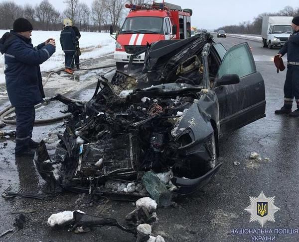 На Харківщині Audi врізався у вантажівку і загорівся, загинули чотири людини. Загинули водій і три пасажири іномарки - жінки 31, 50, 66 років.