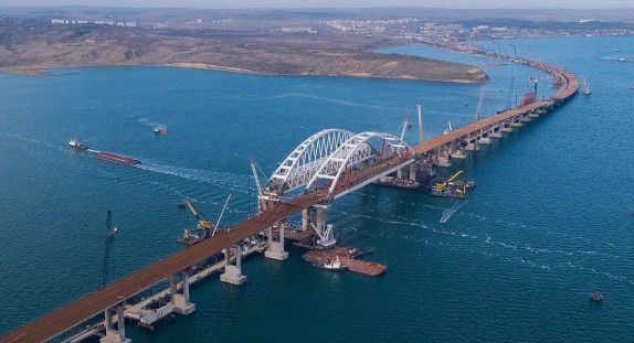 Аксьонов анонсував дострокове відкриття Кримського моста. Автомобільне сполучення Кримського моста відкриється чітко в строк.