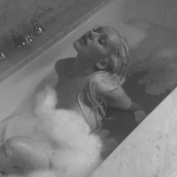 Крістіна Агілера влаштувала еротичну фотосесію у ванній. Гаряче!. Співачка як і раніше активно робить публікації в Instagram і ділиться відвертими фото.