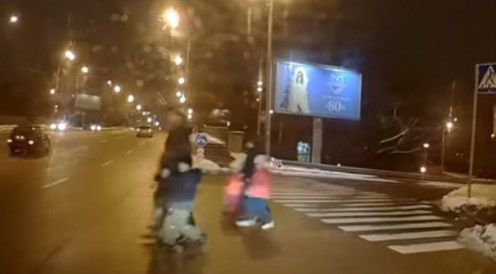 Мережу обурило відео, де дві жінки з чотирма дітьми, перебігали шестисмугову дорогу в столиці. Дві жінки з чотирма дітьми спробували перебігти шести смугову дорогу із жвавим рухом.