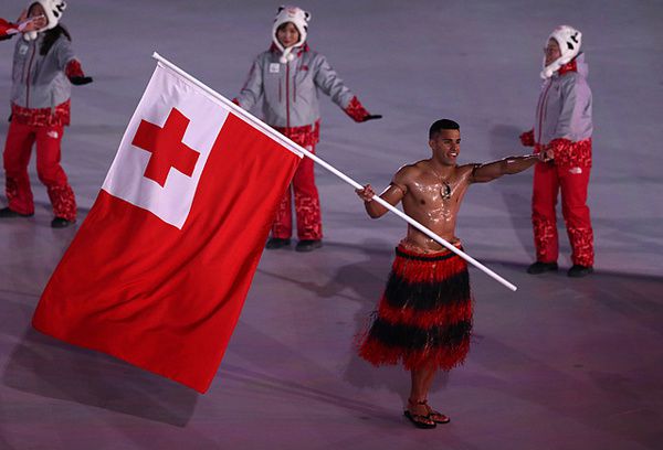 Напівголий прапороносець з Тонго змінює на Олімпіаді вже третій вид спорту!. Вчись, як треба бути многостаночником. Бери приклад з цього хлопця — Піта Тауфатофуа, прапороносця з Тонго. Ти його пам'ятаєш, він з голим торсом весь в маслі йшов на церемонії відкриття в Ріо в 2016 році.