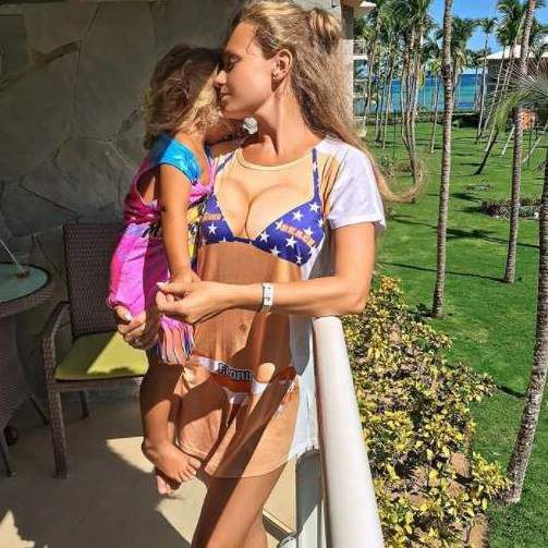 Схудла  Яна Соломко поділилася свіжим фото з красунею донечкою. Співачка відпочиває з дочкою в Домініканській Республіці.