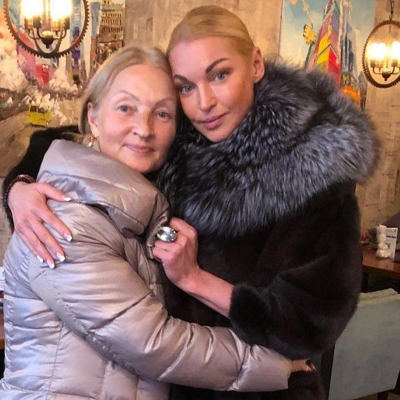 Шанувальники побачили, якою стане Волочкова через 20 років. На своїй сторінці в соціальній мережі Анастасія Волочкова опублікувала спільне фото з мамою. Вони схожі як дві краплі води.