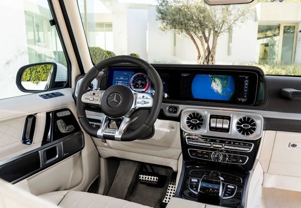 Mercedes-Benz представила новий "Гелік". Публічний дебют Mercedes-G 63 AMG відбудеться на березневому автосалоні в Женеві. Європейські продажі моделі почнуться в червні. Ціни поки не повідомляються.