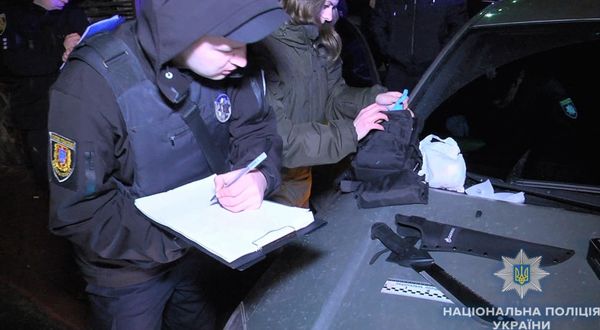 У центрі Одеси на чоловіка накинулися троє росіян із ножем. В Одесі працівники Нацполіції затримали трьох громадян Російської Федерації, які погрожували перехожому ножем