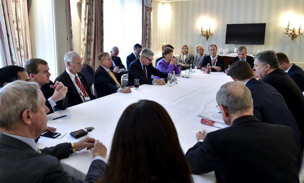 Порошенко обговорив з конгресменами США визволення Криму. Він провів ряд важливих зустрічей на Мюнхенській конференції.