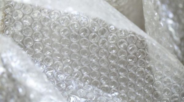Ось для чого потрібні ці бульбашки на пакувальній плівці. Захоплююча історія лопаючегося поліетилену.