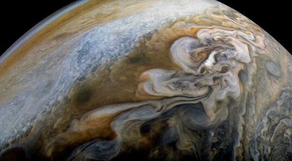 Космічна станція "Юнона" передала на Землю новий знімок хмар Юпітера. Аж не віриться, що це фото, а не картина.
