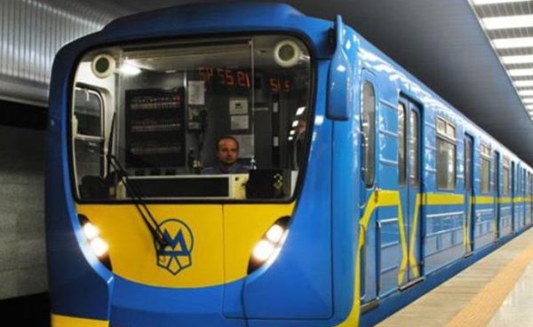 У Києві закрили 9 станцій метро: що відбувається. Потяги проїжджають заблоковані станції.