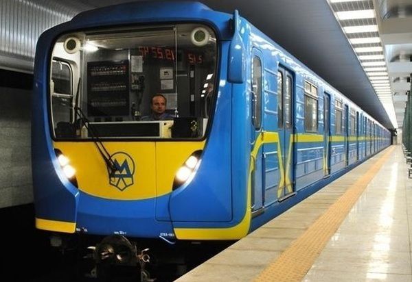 Київське метро відновило роботу. Правоохоронці не знайшли вибухівки ні на одній зі станцій.
