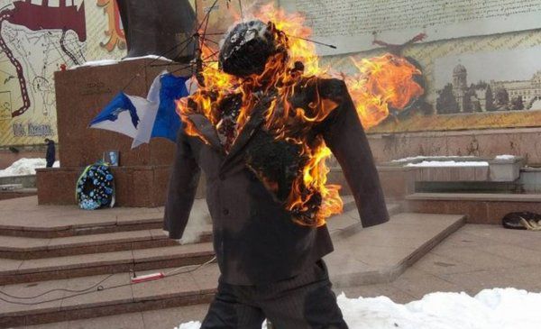На "Міхо Майдані" спалили опудало Порошенка. Як відреагувала натовп.