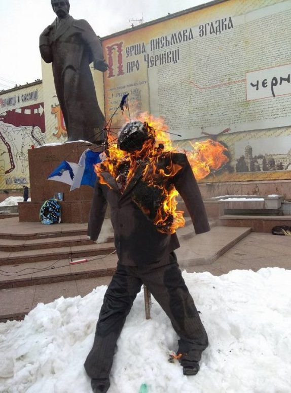 На "Міхо Майдані" спалили опудало Порошенка. Як відреагувала натовп.