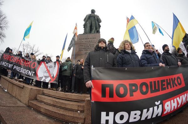 Протестувальники "Міхо Майдану" вимагають перевиборів і висунули дві жорсткі вимоги до ВР і Порошенко. Обстановка в Києві загострюється.